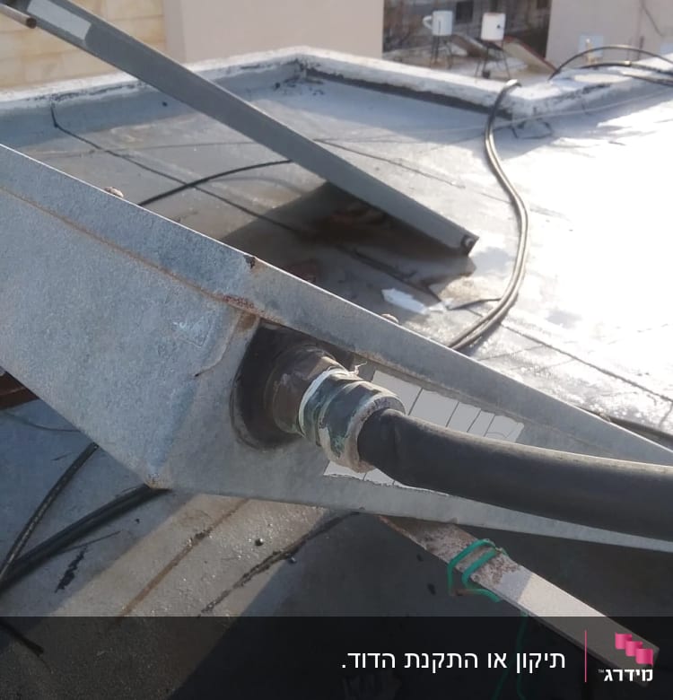 צינור מחובר לדוד שמש על גג